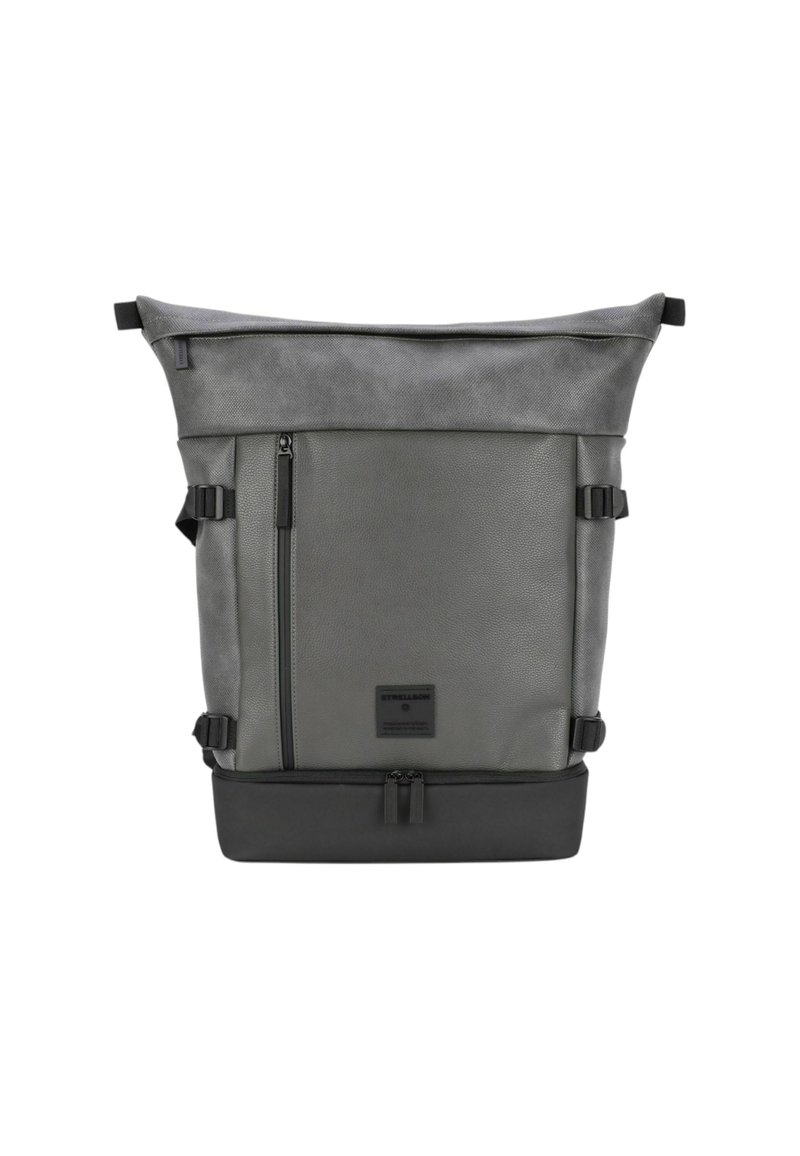 Mochila de rollo gris hecha de material sintético texturizado con correas ajustables y un bolsillo con cremallera en la parte frontal. Presenta una base negra sólida.