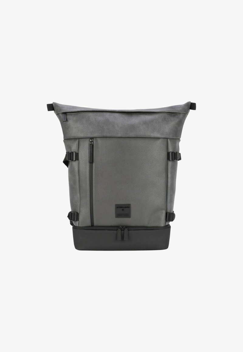 Mochila de rollo gris hecha de material sintético texturizado con correas ajustables y un bolsillo con cremallera en la parte frontal. Presenta una base negra sólida.