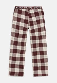 Calças de pijama em padrão xadrez nas cores bordô, creme e cinza, com um tecido suave, corte relaxado e uma cintura com marca em vermelho escuro com letras brancas.