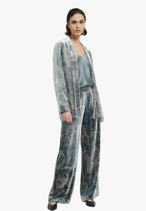 Set di pigiama in velluto azzurro chiaro con motivi floreali grigi; comprende pantaloni ampi e una giacca a maniche lunghe abbinata. Texture morbida.