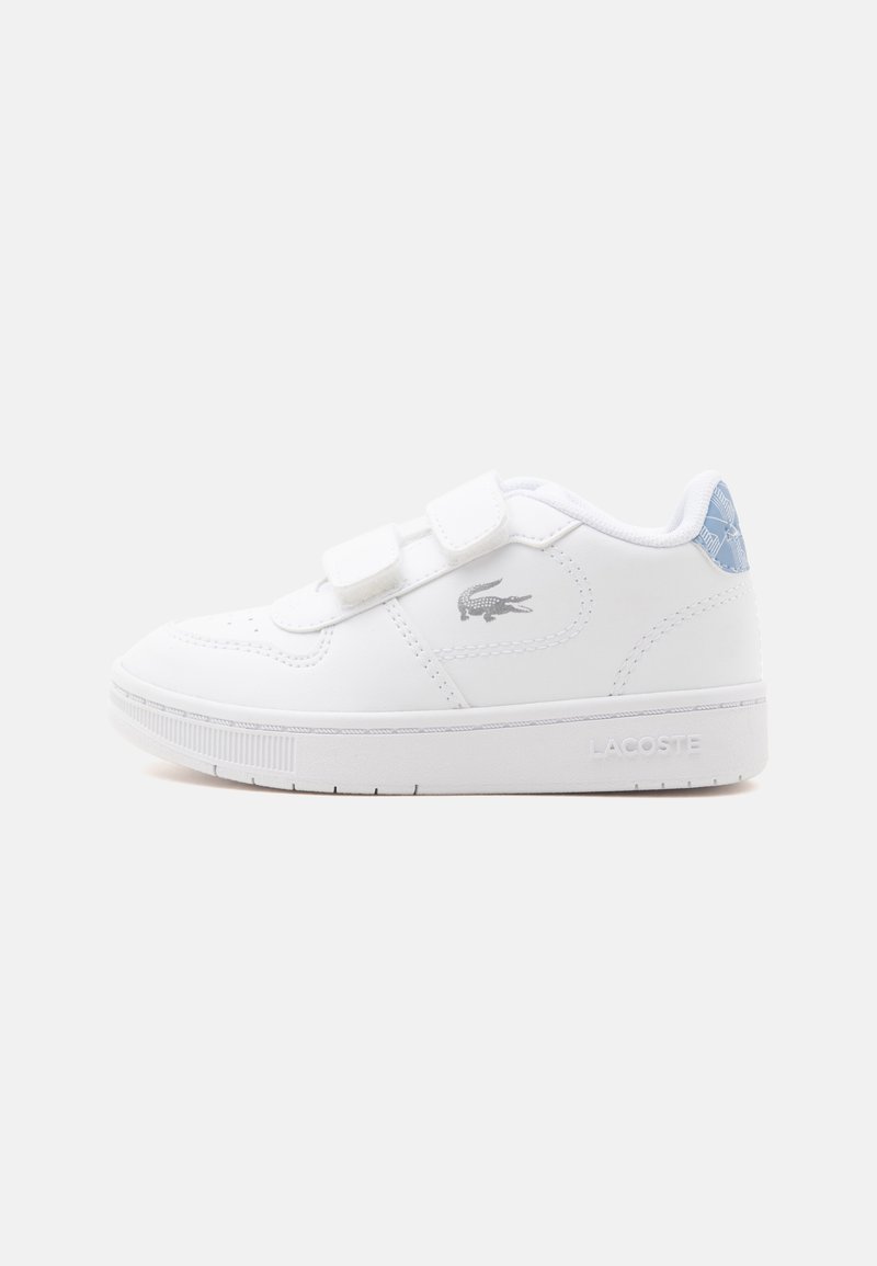 Λευκό sneaker Lacoste με δύο λουράκια Velcro, ασημί λογότυπο κροκόδειλου στο πλάι και μπλε σχέδιο στην πίσω τάπα.