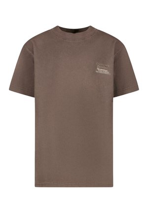 Bruine katoenen T-shirt met korte mouwen, ronde halslijn en een klein gedrukt logo aan de bovenkant aan de linkerzijde. Glad van textuur.