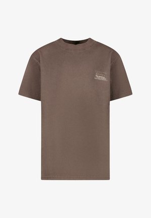 Bruine katoenen T-shirt met korte mouwen, ronde halslijn en een klein gedrukt logo aan de bovenkant aan de linkerzijde. Glad van textuur.