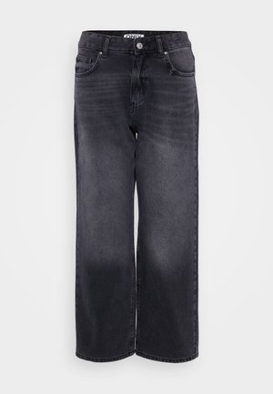 Plati kāju denim džinsi izbalinātā melnā krāsā. Iezīmē klasisku piecu kabatu dizainu, metāla pogu aizdari un smalkas stitch detaļas.