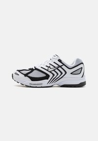 Nike tenisice za trčanje s gornjim dijelom od crno-bijele mreže, jedinstvenim valovitom dizajnom, podstavljenim ovratnikom i teksturiranim gumiranim potplatom za prianjanje.
