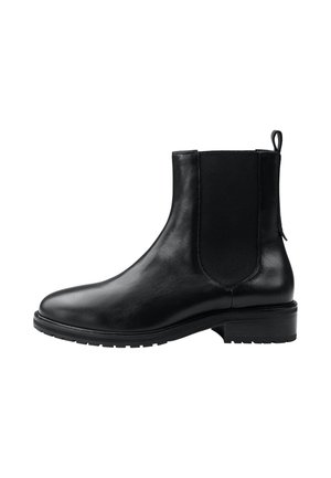 Schwarzer Leder-Chelsea-Stiefel mit elastischem Seitenteil und niedrigem Absatz auf weißem Hintergrund, Seitenansicht.