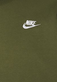 Tmavě zelená bavlněná mikina s bílou vyšívanou značkou "Nike" na hrudníku. Hladká textura a jednoduchý design, bez dalších vzorů nebo akcentů.