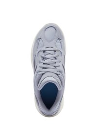 Ljuslila sneaker med ett övre i mesh och mocka, rund tå, snörningsdesign, texturerade detaljer och en vit gummisula.