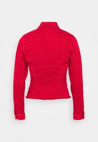 Červená džínová bunda s dlouhými rukávy a zkráceným střihem. Obsahuje ošoupaný lem a manžety na knoflíky. Švy podél zad a ramen.