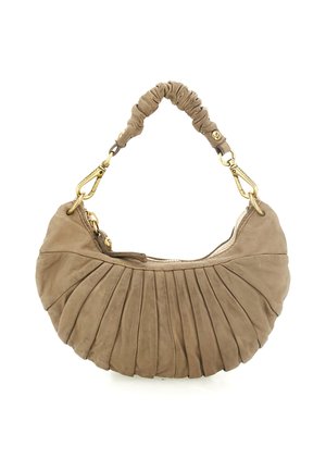 Borsa a mezzaluna beige con pieghe raccolte, manico arricciato e chiusure in metallo color oro su entrambe le estremità.