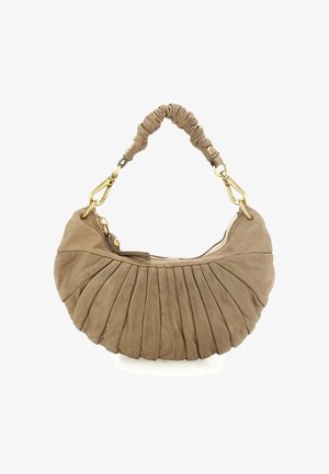 Borsa a mezzaluna beige con pieghe raccolte, manico arricciato e chiusure in metallo color oro su entrambe le estremità.