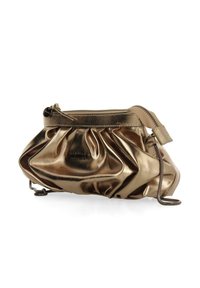 Bolso metálico bronce con un diseño arrugado, que presenta un cierre con cremallera y una correa delgada y texturizada. Forma compacta con un acabado suave.