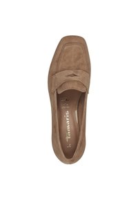 Mocassini in suede marrone con punta quadrata, caratterizzati da una fascia decorativa e una fodera interna liscia. La scarpa presenta un design minimalista e accenti sottili.