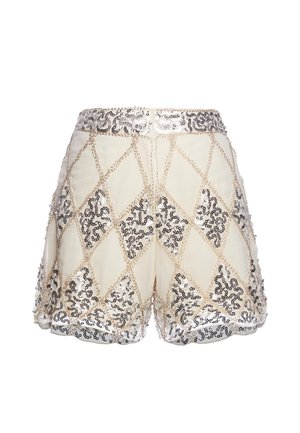 Pantaloncini color crema con motivo a diamante di paillettes argento e oro che coprono il tessuto e la cintura.