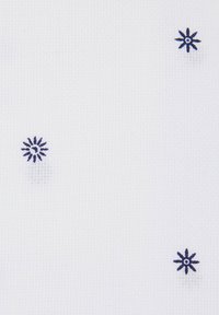 Biała tkanina o strukturze kratki, z małymi ciemnoniebieskimi motywami florystycznymi rozsianymi po powierzchni.