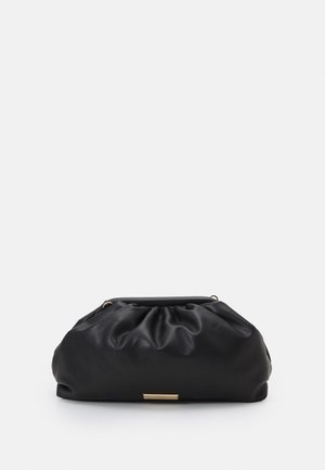 Pehmeä musta nahkainen clutch-laukku, jossa on laskostettu yläosa ja pieni suorakulmainen kullanvärinen metallilogo keskellä etupuolella valkoisella taustalla.