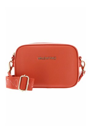 Sac bandoulière en cuir orange avec ferrures dorées, forme rectangulaire et logo sur le devant. Comprend une sangle réglable à motif.