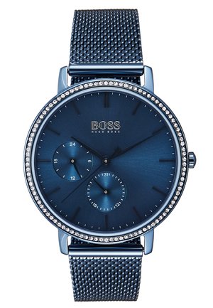 Sininen Hugo Boss rannekello verkkohihnalla, kristallein koristeltu kehä, kaksoisvalitsimet 24-tunnin ja päivämäärätoiminnoille sekä minimalistiset tuntimerkinnät.