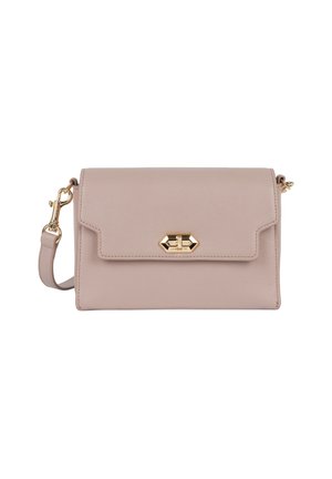 Borsa a tracolla in pelle rosa con patta pieghevole, hardware dorato e tracolla removibile. Presenta una superficie testurizzata e un accento con logo.