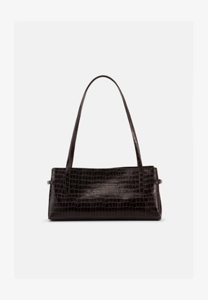 Obdélníková tmavě hnědá kabelka s reliéfní krokodýlí texturou a dvěma tenkými ramenními popruhy na jednobarevném pozadí.