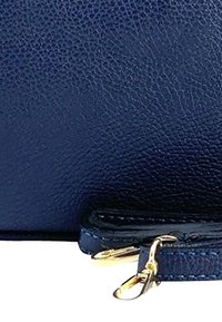 Marineblauwe leren tas met een gouden rits, met een gladde afwerking en subtiel korrelpatroon. Compact ontwerp met ritssluiting.