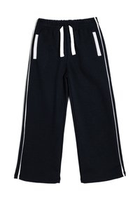 Pantalones deportivos negros con tiras laterales blancas, cinturilla elástica y dos bolsillos frontales. Fabricados con un tejido suave y texturizado.