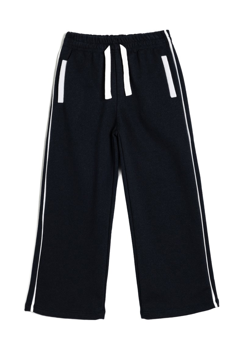 Pantalones deportivos negros con tiras laterales blancas, cinturilla elástica y dos bolsillos frontales. Fabricados con un tejido suave y texturizado.