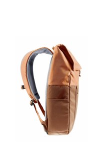 Mochila marrón y naranja con parte superior plegable, correas acolchadas de malla, un bolsillo lateral y una superficie texturizada. Diseño elegante, forma compacta.