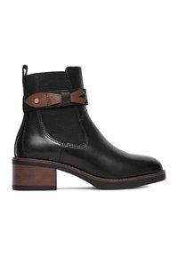 Bota de tobillo de cuero negro con paneles laterales elásticos, detalle de correa de cuero marrón a contraste y tacón apilado de madera. Acabado de superficie lisa.