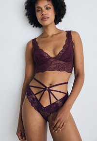 Burgunderfarget blonde bralette med dyp utringning og delikate stropper, kombinert med matchende truser med strikkdekor og blomster-mønster.