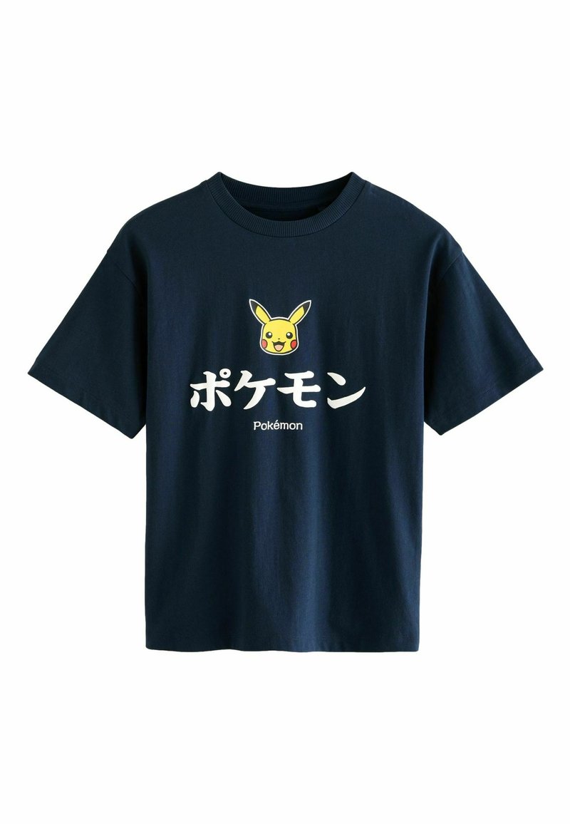 Tmavě modré bavlněné tričko s potiskem grafiky Pikachu a slovy "ポケモン" (Pokémon) v bílém písmu pod obrázkem.