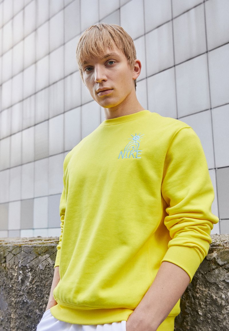 Nike Sportswear CREW Sweatshirt yellow strike/blue chill/gelb Zalando.de