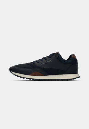 Marineblå sneakers med læder- og mesh-paneler, brune accenter, rund tå, snørebåndslukning og tekstureret gummiyderside for godt greb.