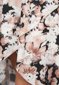 Cloud 5ive BANDEAU IN WRAP LOOK UND AOP BLUMEN  - Dnevna haljina - black