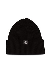 Gorro de punto negro con textura acanalada, que presenta un puño doblado y una pequeña etiqueta gris con el logotipo de "CK Jeans" cosido en ella.