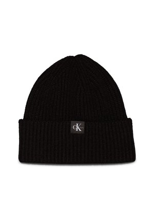 Beanie en tricot noir avec une texture côtelée, présentant un revers plié et une petite étiquette grise avec le logo "CK Jeans" cousu dessus.