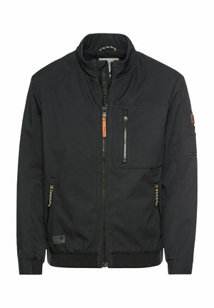 Sort jakke med ståkrave, lynlås lukning, flere lommer, struktureret stof og elastiske manchetter. Har læderaccenter og lynlåsdetaljer.