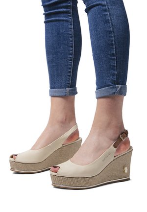 Sandali con tacco a cuneo beige con punta aperta, piattaforma in espadrille testurizzata, cinturino slingback con accessori marroni e dettaglio del logo di lato.