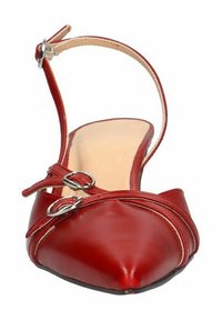 Rode leren ballerina met een enkelband, spitse neus en decoratieve kruislussen. Voorzien van metalen gespen en een gladde textuur.