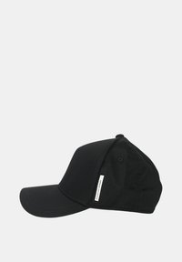 Cappellino da baseball nero in tessuto, con visiera curva, corona strutturata e una piccola etichetta di marca sul lato.
