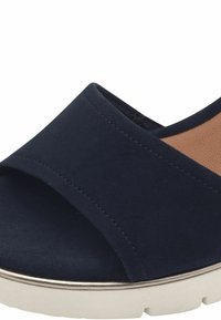 Sandalo in suede blu navy con punta aperta, fascia larga sulla parte superiore e suola in gomma bianca con accenti metallici lungo il bordo.