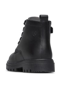 Stivaletto in pelle nera con suola spessa e scanalata, tab di aggancio sul retro e logo circolare impresso sul lato, mostrato da un angolo posteriore.