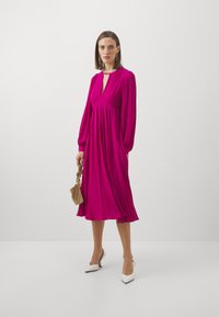 MICHAEL Michael Kors PLEATED Juhlamekko deep fuchsia