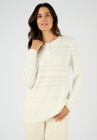 Pull en maille écru avec un motif texturé, col rond et patte de boutonnage à trois boutons. Manches longues et coupe décontractée.