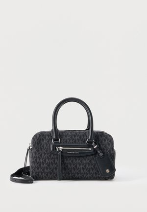 Lille sort Michael Kors håndtaske med dobbelte håndtag, lomme med lynlås foran, MK-logo mønster og vedhæftet lædermærke på hvid baggrund.