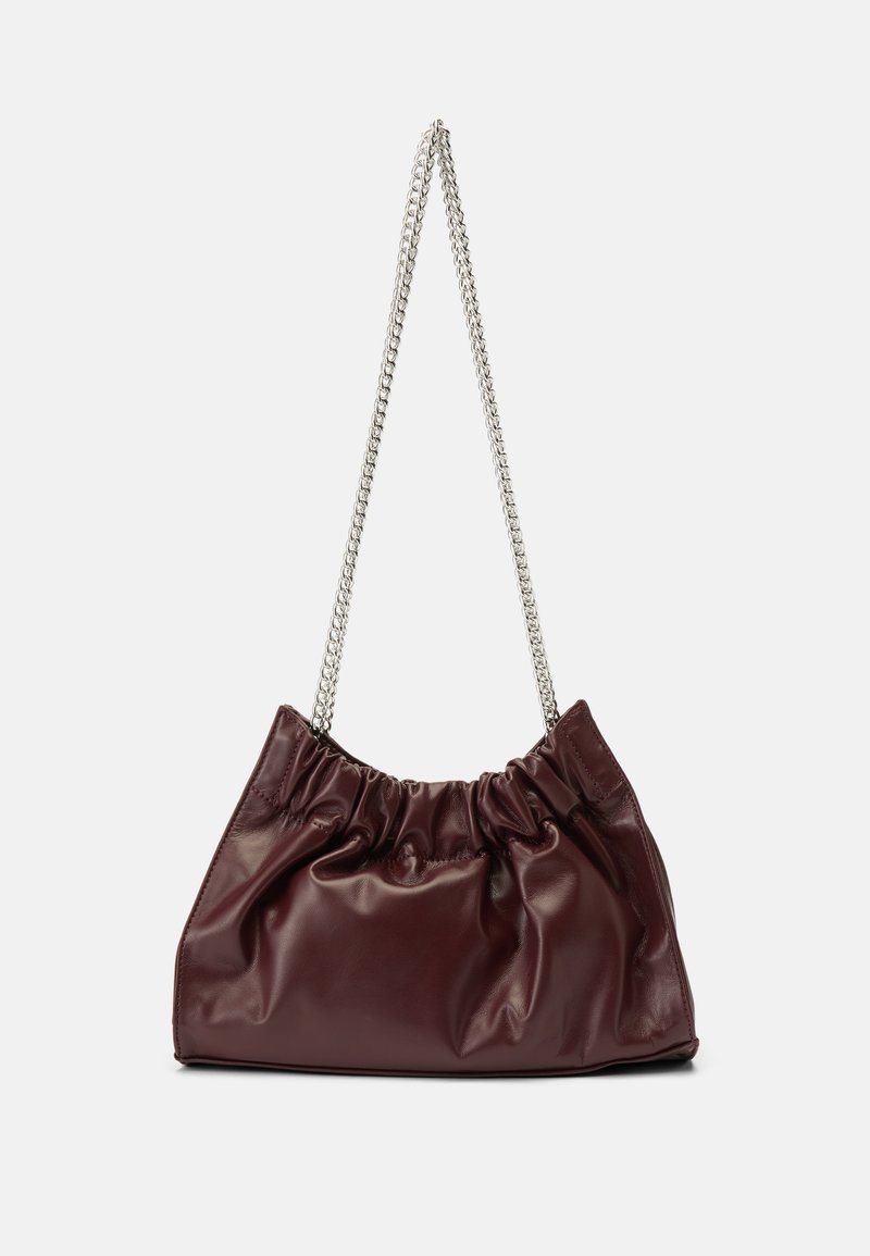 Burgunderfarbene Lederhandtasche mit gerafftem Design, silberner Kettenriemen und weicher, glänzender Textur. Verfügt über eine obere Öffnung für einfachen Zugang.