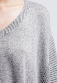 JUST FEMALE Stickad tröja - mottled grey