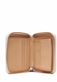 Portafoglio in pelle crema con chiusura a cerniera, interno beige, diverse fessure per carte e una texture liscia. Accenti in hardware argentato.