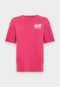 Rosa bomulls t-skjorte med korte ermer og rund hals. Har teksten "the shady pine motel PORTLAND, OREGON" i hvitt på forsiden.