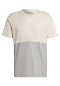 T-shirt Adidas à manches courtes avec moitié supérieure beige, moitié inférieure gris clair, trois bandes blanches sur les épaules et logo Adidas blanc sur la poitrine.
